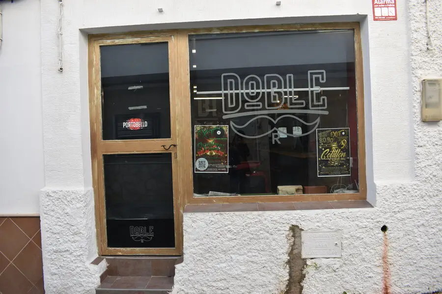 Fachada doble r barberia