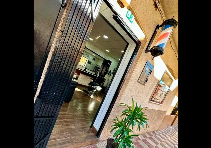 Fachada fuentes peluqueria de caballeros barbershop