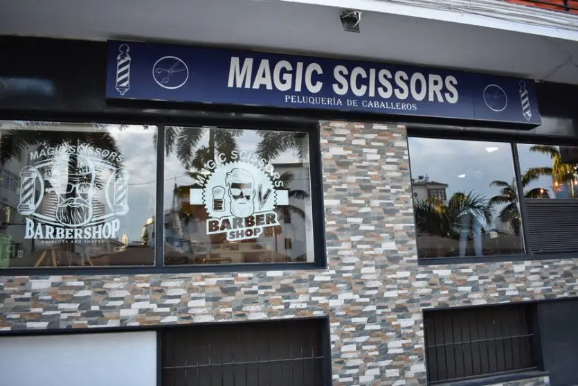 Fachada magic scissors peluqueria de caballeros