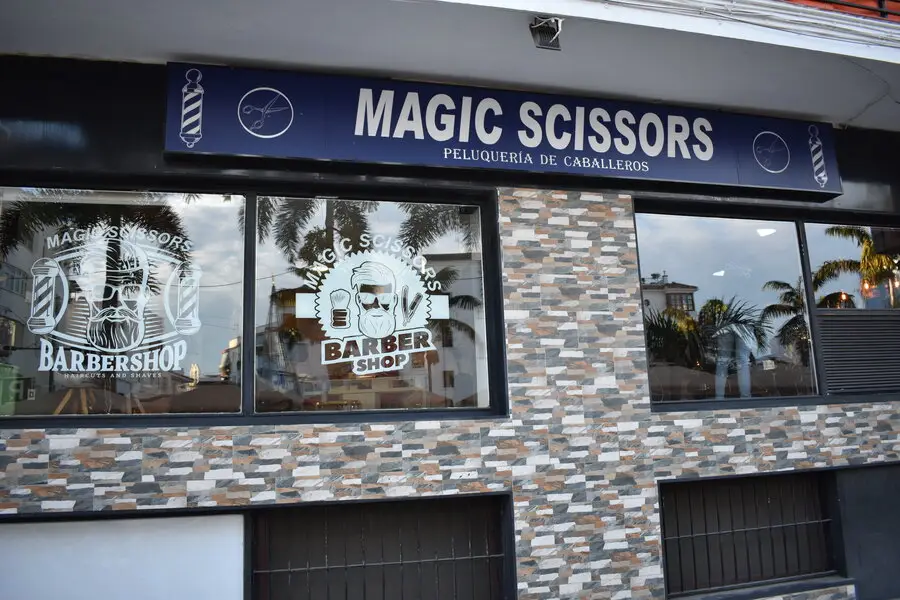 Fachada magic scissors peluqueria de caballeros