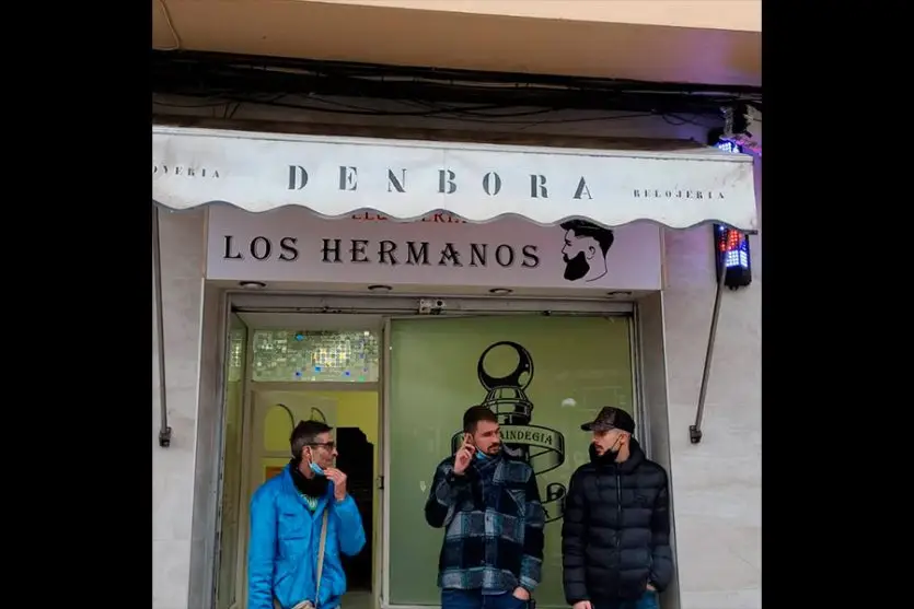 barberia los hermanos fachada hermanos