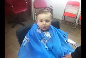 corte niño bigotes peluqueros