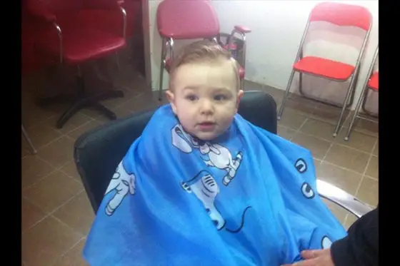 corte niño bigotes peluqueros