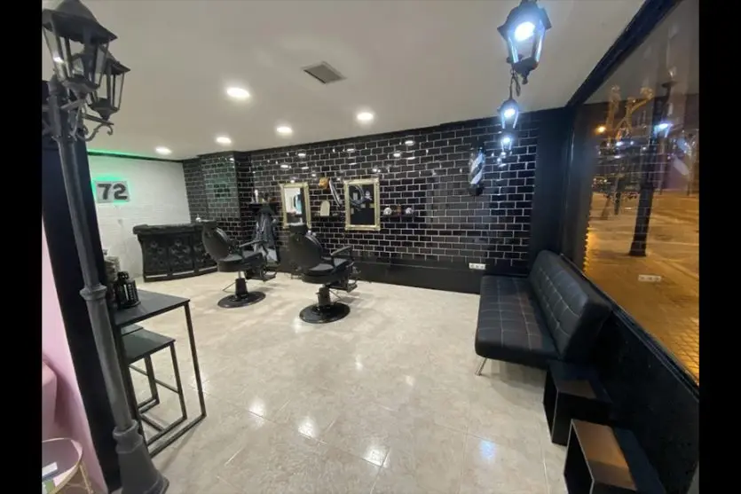 fachada principal barberia interior