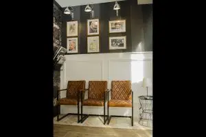interior sillas ruben salazar barbershop