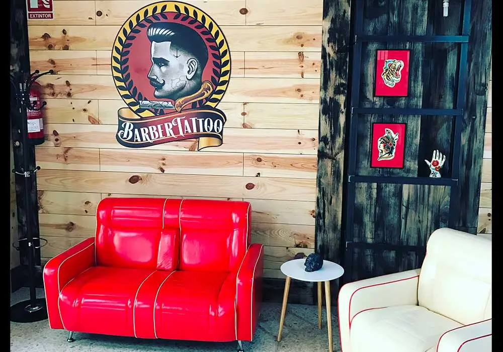 sala de espera Barber Tattoo Tarifa